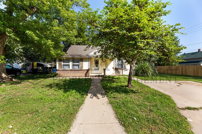 Primary Photo - 208 W 5th St