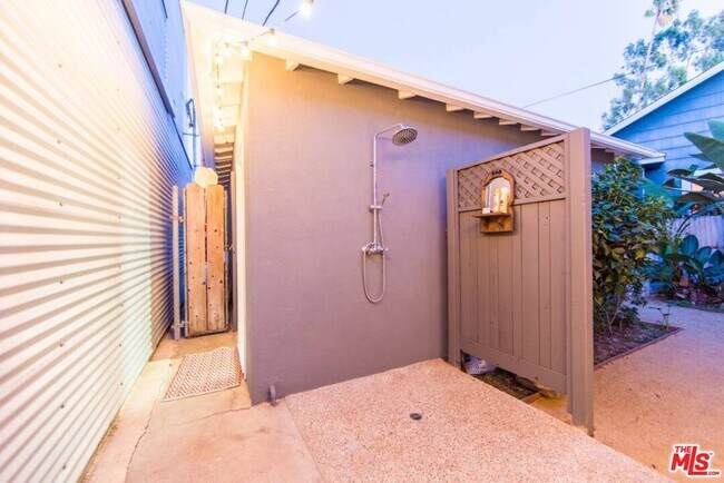 Building Photo - 2422 Abbot Kinney Blvd