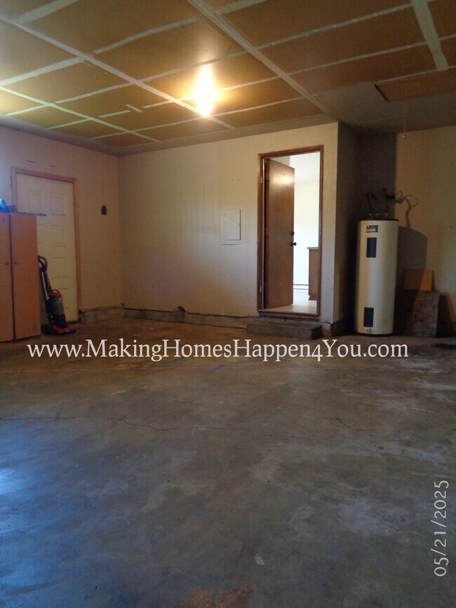 Building Photo - 2844 Randi Ln NE