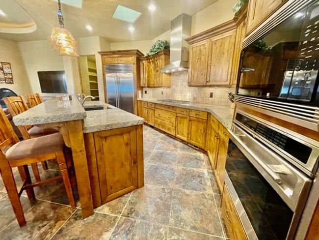 Building Photo - Beautiful Fully Furnished home in an Exclu...