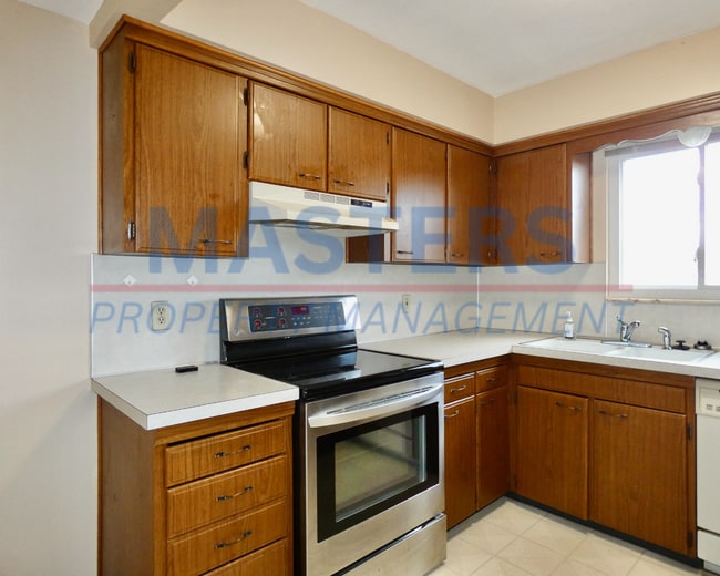 Building Photo - 135 Edgewood Dr