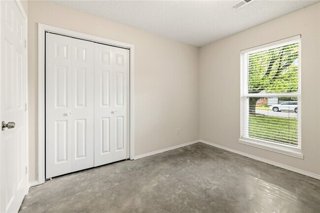 Building Photo - 2146 Loren Cir