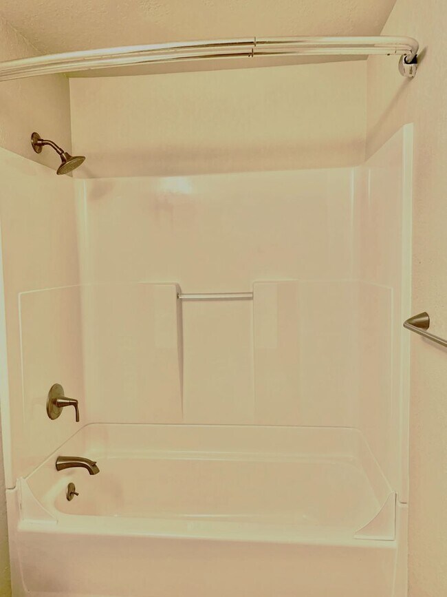 Building Photo - 1 BD 1 BA Kirkland Ground Floor Condo with Private Covered Patio