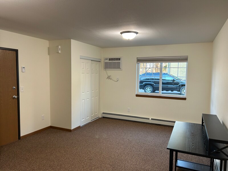 Building Photo - 516 6th St S