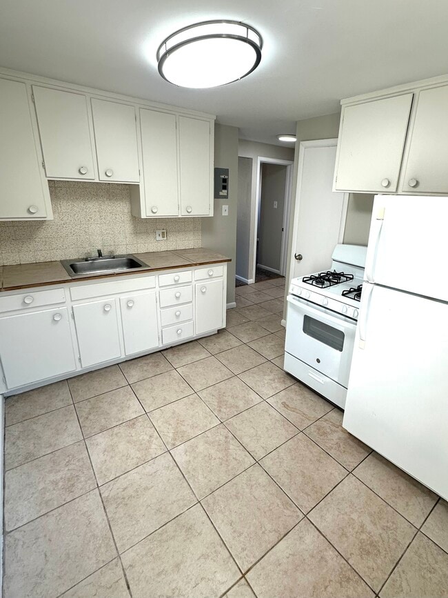 Kitchen - 7750-7766 West 39th Ave
