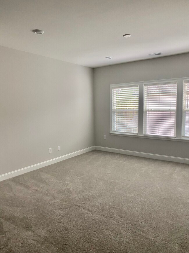 Building Photo - 586 The Parks Dr