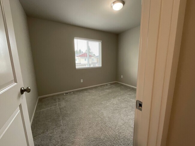 Building Photo - Beautiful 4 Bedroom, 2.5 Bath Home Availab...