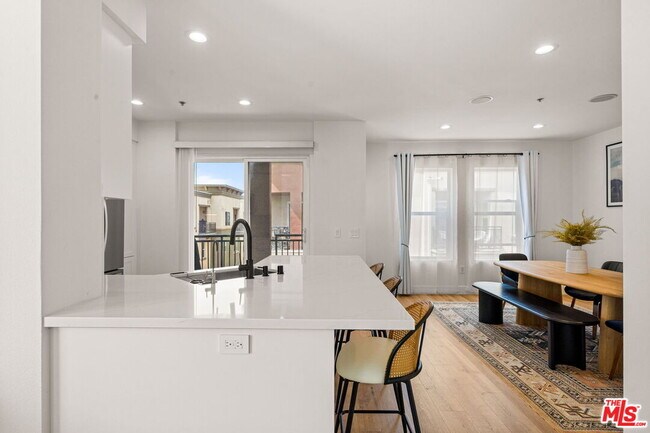 Building Photo - 6020 S Seabluff Dr