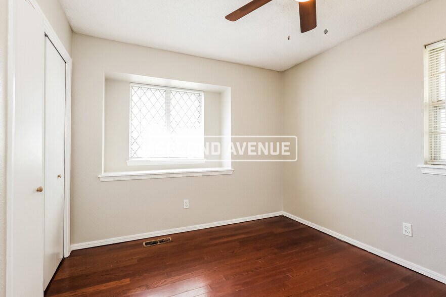 Building Photo - 2412 Crystal Dr