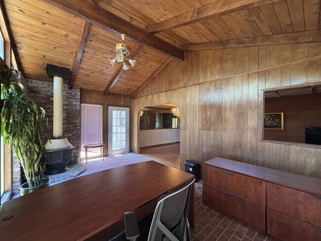 Building Photo - Amazing large 3-bedroom home in highly desirable neighborhood in Placerville with pool!