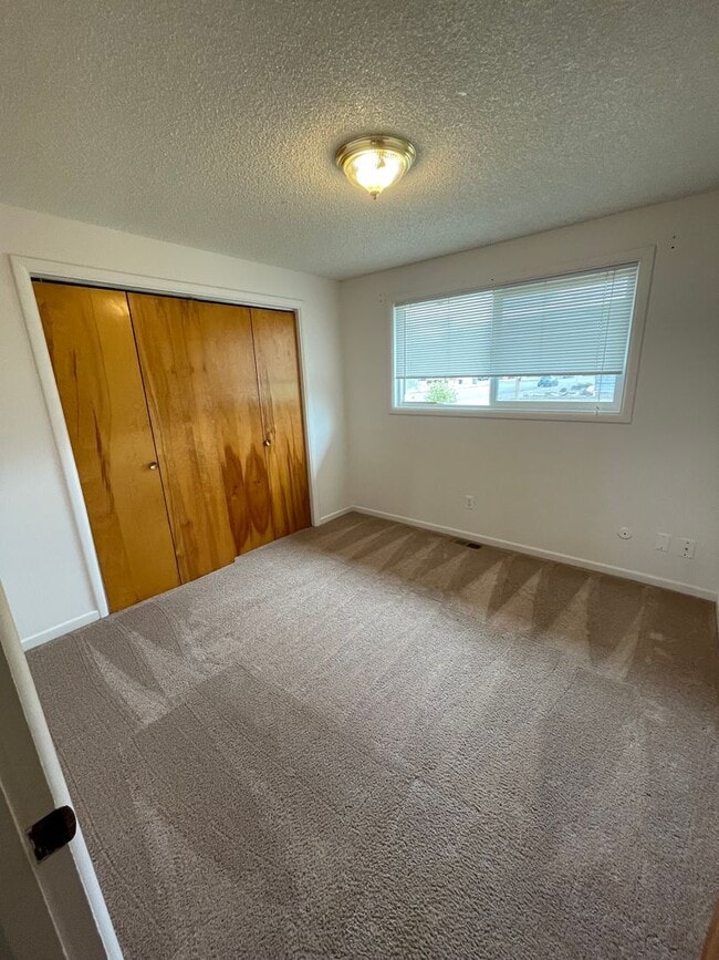 Building Photo - Great Pet Friendly Two Bedroom Duplex in Lebanon!