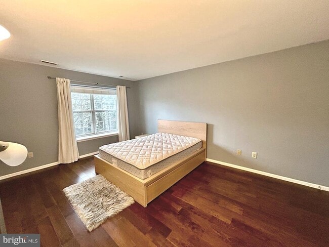 Building Photo - 904B Oliphant Ln