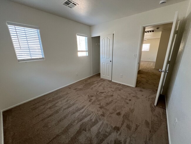 Building Photo - 3 Bedroom / 2.5 Bath Southwest Home