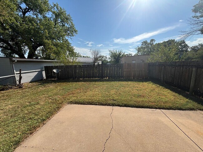 Building Photo - 2216 Roanoke Ln