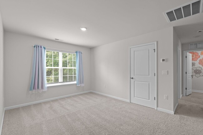 Building Photo - Spacious 5 Bedroom Home with a Fully Fence...