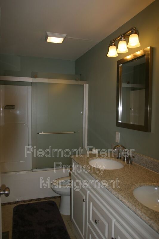 Building Photo - 1212 Brookwood Dr