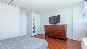 Building Photo - 6171 N Sheridan Rd