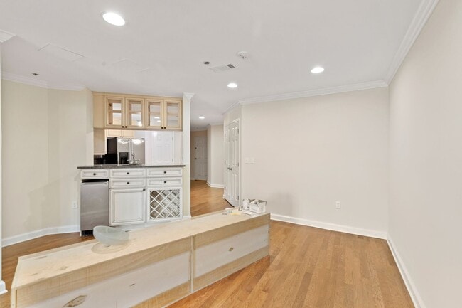 Building Photo - Rare Find! 2 Bedroom 2 Bath Condo at Magnolia Plaza