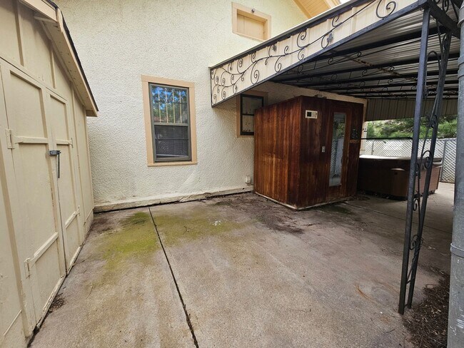 Building Photo - 3 Bed 1 Bath Charming Westside Retreat!!