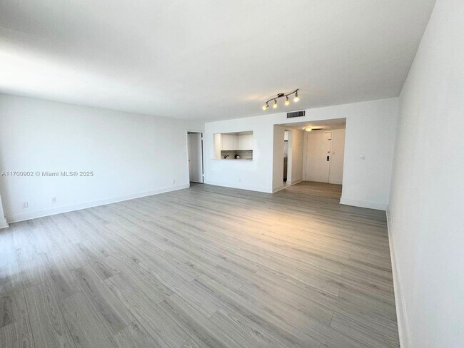 Building Photo - 18151 NE 31st Ct