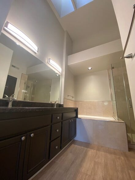 Master Bath - 439 Camille Cir