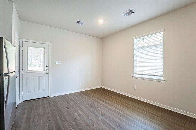 Building Photo - 15419 Maple Ter Dr