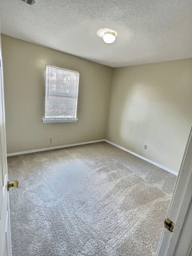 Building Photo - 3-Bedroom, 2-Bath Home Minutes From St. Ma...
