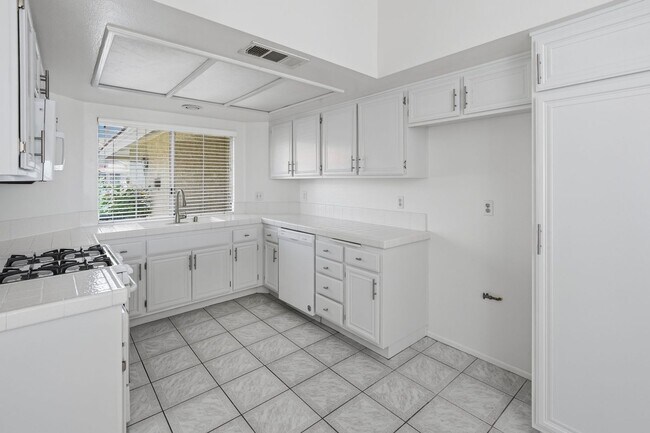 Building Photo - Sparkling Clean 3 Bedroom, 2 Bath Home with a View!