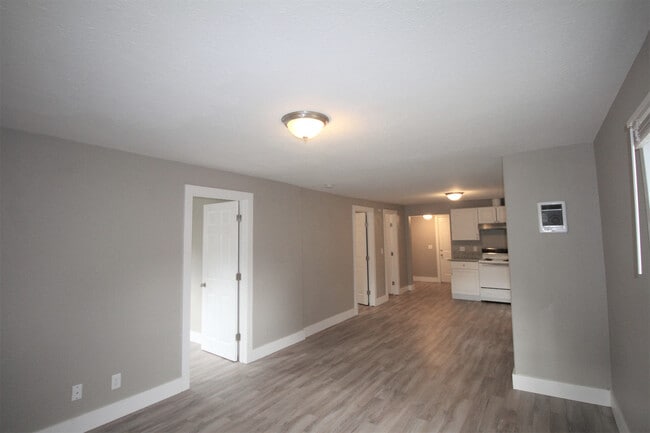 Building Photo - Classy 3BD/2BA House - Garage, Fenced Yard...