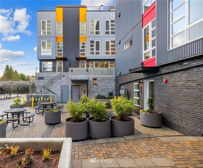 Building Photo - 3 Bedroom Townhome in Seattle