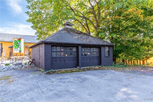 Building Photo - 604 E Seneca St