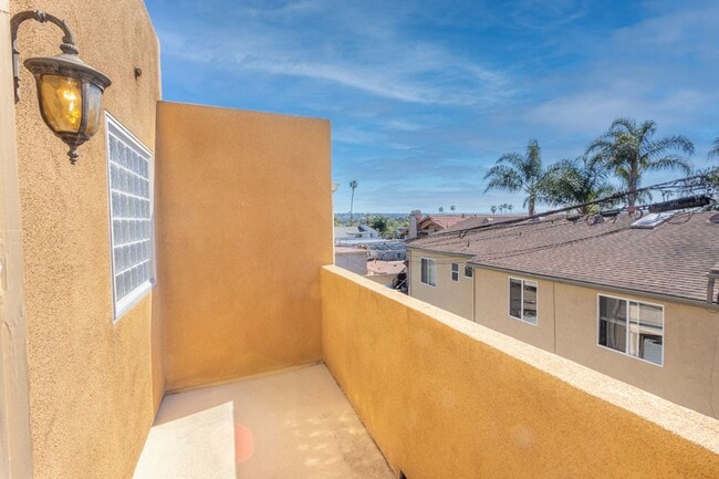 Building Photo - Beautiful 3 br/3.5ba Townhome in Pacific Beach Just Blocks to Crown Point Shores!