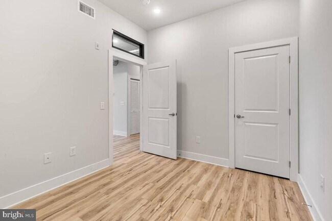 Building Photo - 2440 Kensington Ave