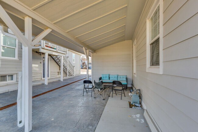 Building Photo - 1609 10th Ave