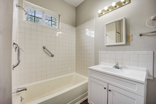 Building Photo - Freshly Updated 3 Bedroom House