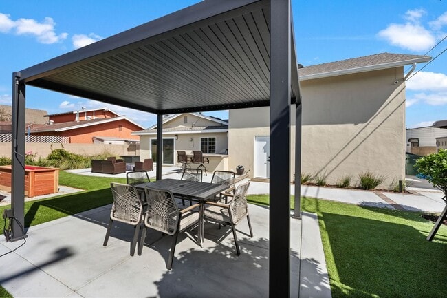 Building Photo - Modern Indoor / Outdoor Living with Resort-Style Yard & Bonus Suite