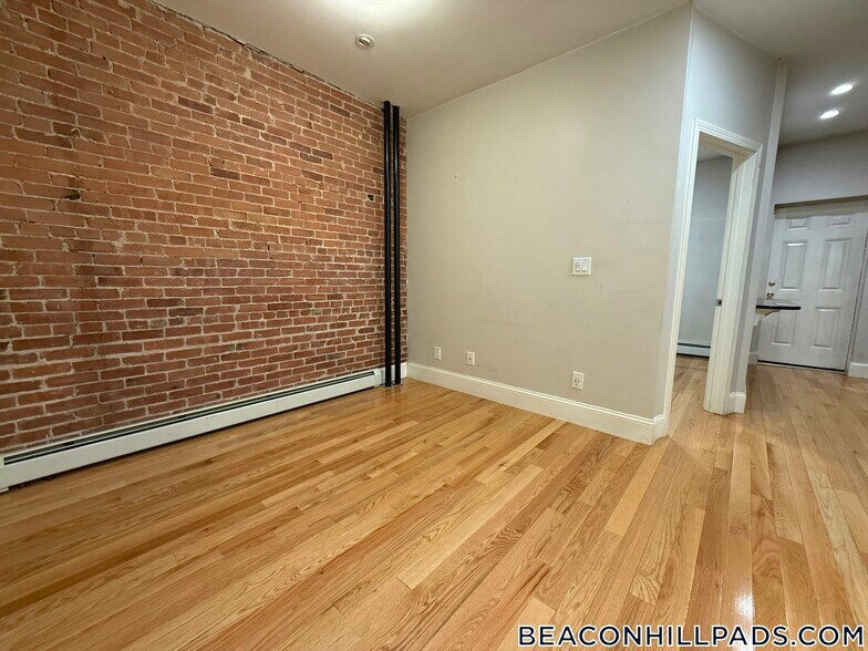 Building Photo - 51 Joy St