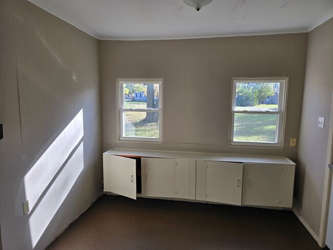 Building Photo - Freshly remodeled 3 bedroom!