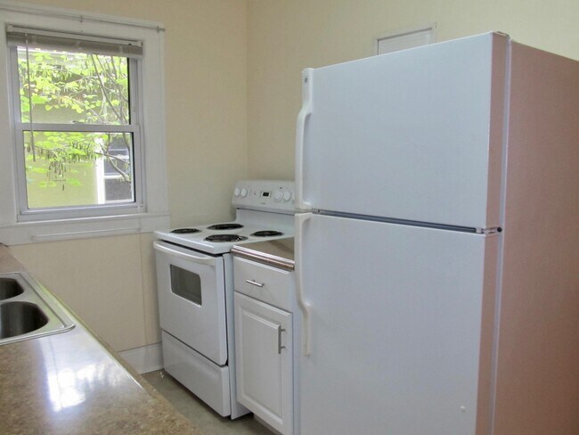 Building Photo - First Floor Apartment in the heart of West Asheville