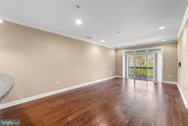 Building Photo - 2022 Crescent Wy