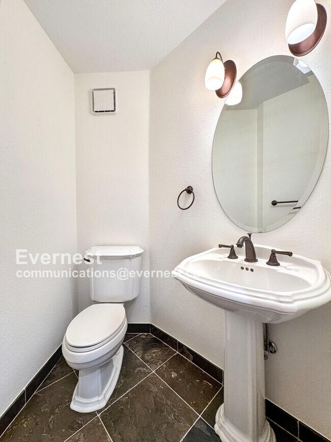 Building Photo - 990 Utica Cir