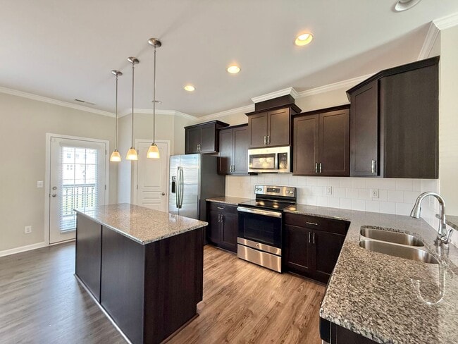 Building Photo - Stunning 3BD, 3.5BA Raleigh Townhome in th...