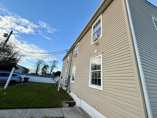 Building Photo - 646 N Dover Ave