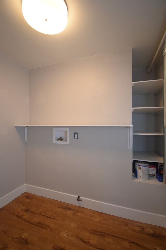 Building Photo - Unique 6 Bedroom Home in Midvale!