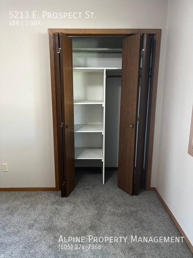 Building Photo - Newly Renovated 4 Bed/2 Bath East Side Ran...