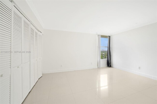 Building Photo - 2000 NE 135th St