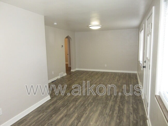 Building Photo - 4204 Willow Ave