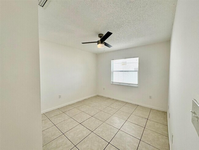 Building Photo - 20421 NW 32 Ct