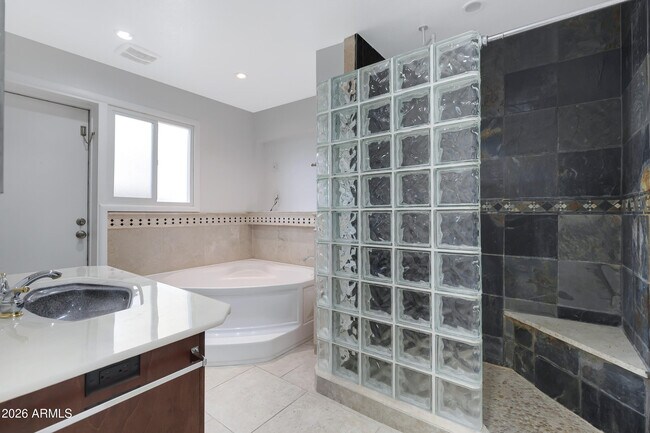 Building Photo - 1627 E Fremont Dr