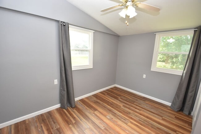 Building Photo - 4 bedroom 2 bath home close to UP Mall